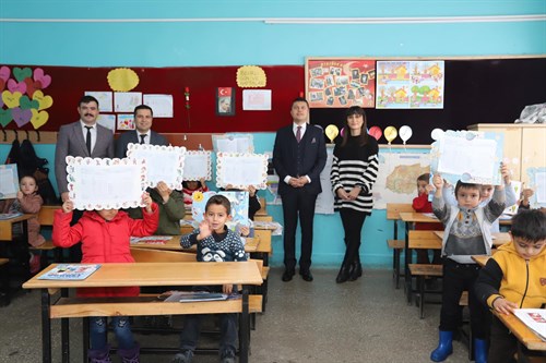 Kaymakamımız Sayın Murat ÖZTÜRK 2019-2020 Eğitim-Öğretim Yılı Birinci Dönem Karnelerini Cumhuriyet İlkokulun’da dağıttı.