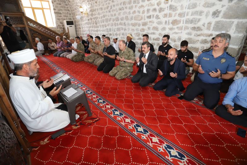 Kaymakamımız Sayın Mert KUMCU, Emirşaban Camii’nde 15 Temmuz Şehitleri anısına okunan Mevlid-i Şerif ve Hatim Duası programına katıldı.