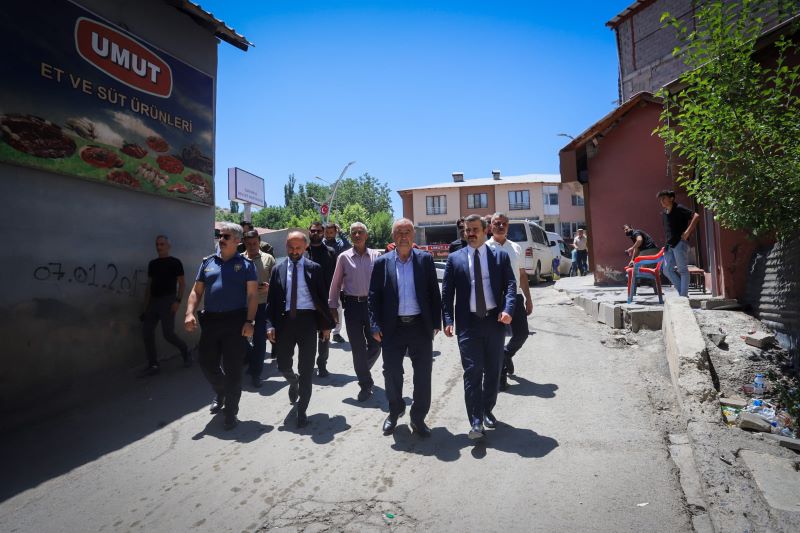 Kaymakamımız Sayın Mert KUMCU; Zozan Çay Evi, Asaf iletişim, İkizler grup, işletmelerini ziyaret ederek esnaflarımız ile bir araya geldi.