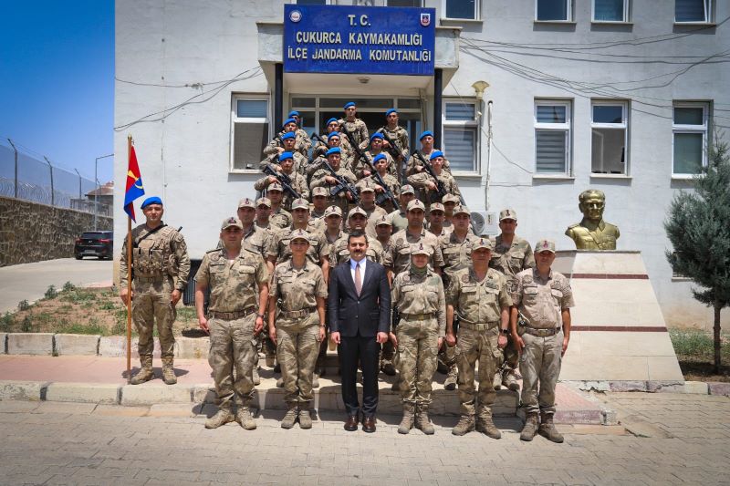 Kaymakamımız Sayın Mert KUMCU, Çukurca İlçe Jandarma Komutanlığını ziyaret ederek Jandarma Komutanı ve Jandarma personelleriyle vedalaştı.